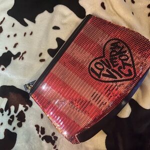 ✨NEW WITH TAGS VICTORIA’S SECRET HEART SEQUIN CLUTCH✨